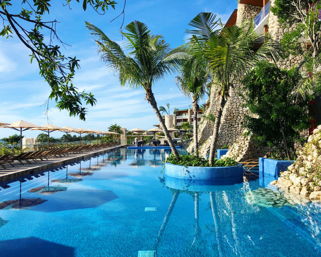 swim up pool, beach, all inclusive
